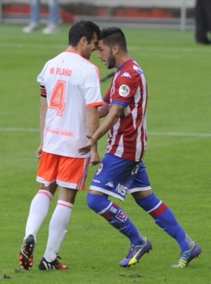 Flaño, de Osasuna, y Guerrero, del Sporting, se encaran durante el encuentro en Gijón.
