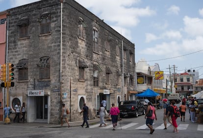 Cruce entre las calles de Trafalgar y Marhill, en Bridgetown, capital de Barbados.