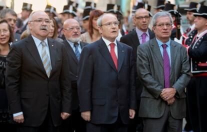 El presidente de la Generalitat, José Montilla, junto a sus socios de Gobierno, Josep Lluis Carod Rovira y Joan Saura, durante la tradicional ofrenda al monumento de Rafael Casanova con motivo de la Diada.