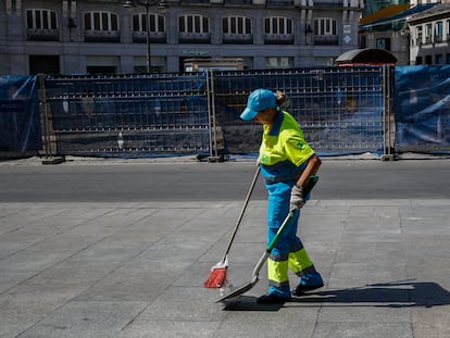 Una trabajadora de la limpieza de Madrid, en la Puerta del Sol, durante la mañana del martes.