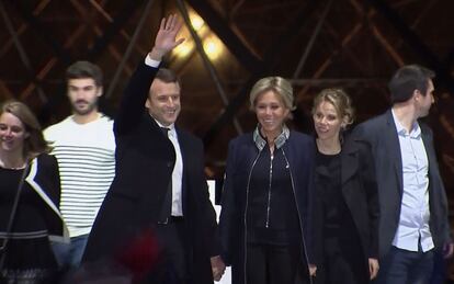 El presidente electo de Francia, Emmanuel Macron, su esposa Brigitte Trogneux, su hija Tiphaine Auziere y el esposo de ésta, Antoine Choteau, celebran ante la Pirámide del Museo del Louvre el triunfo ante Le Pen.
