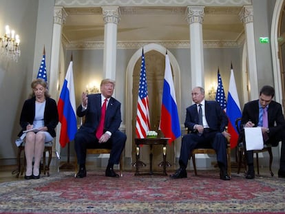 Donald Trump y Vladímir Putin, en la cumbre de Helsinki flanqueados por los traductores.
