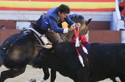 Sergio Galán clava las banderillas en el primer toro de la tarde.