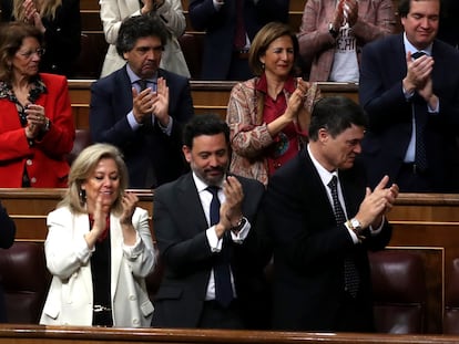 La bancada popular aplaude la intervención de la portavoz del PP en el Congreso, Cuca Gamarra, en el debate de la moción de censura de Ramón Tamames.
