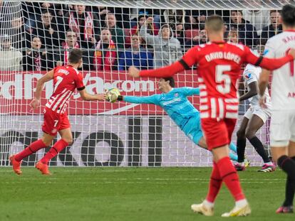 GIRONA, 14/01/2023.- El delantero Girona FC Cristhian Stuani (i), tras ejecutar el disparo del gol durante el partido de LaLiga Santander entre el Girona FC y el Sevilla FC celebrado este sábado en el estadio municipal de Montilivi, en Girona. EFE/ David Borrat
