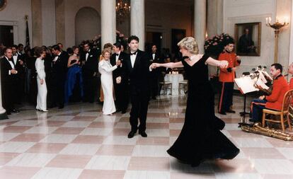 John Travolta y Diana de Gales, en la Casa Blanca (Washington, EE UU), en 1985.