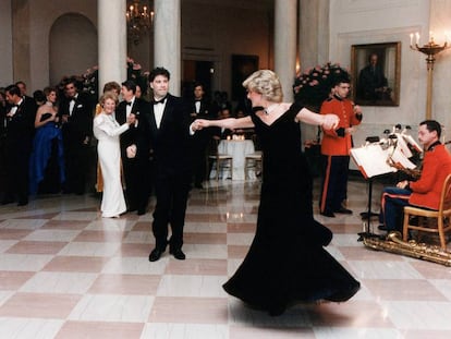 John Travolta y Diana de Gales, en la Casa Blanca (Washington, EE UU), en 1985.