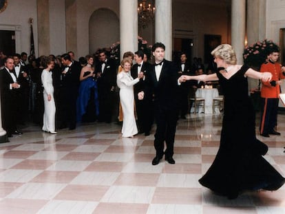 John Travolta y Diana de Gales, en la Casa Blanca (Washington, EE UU), en 1985.