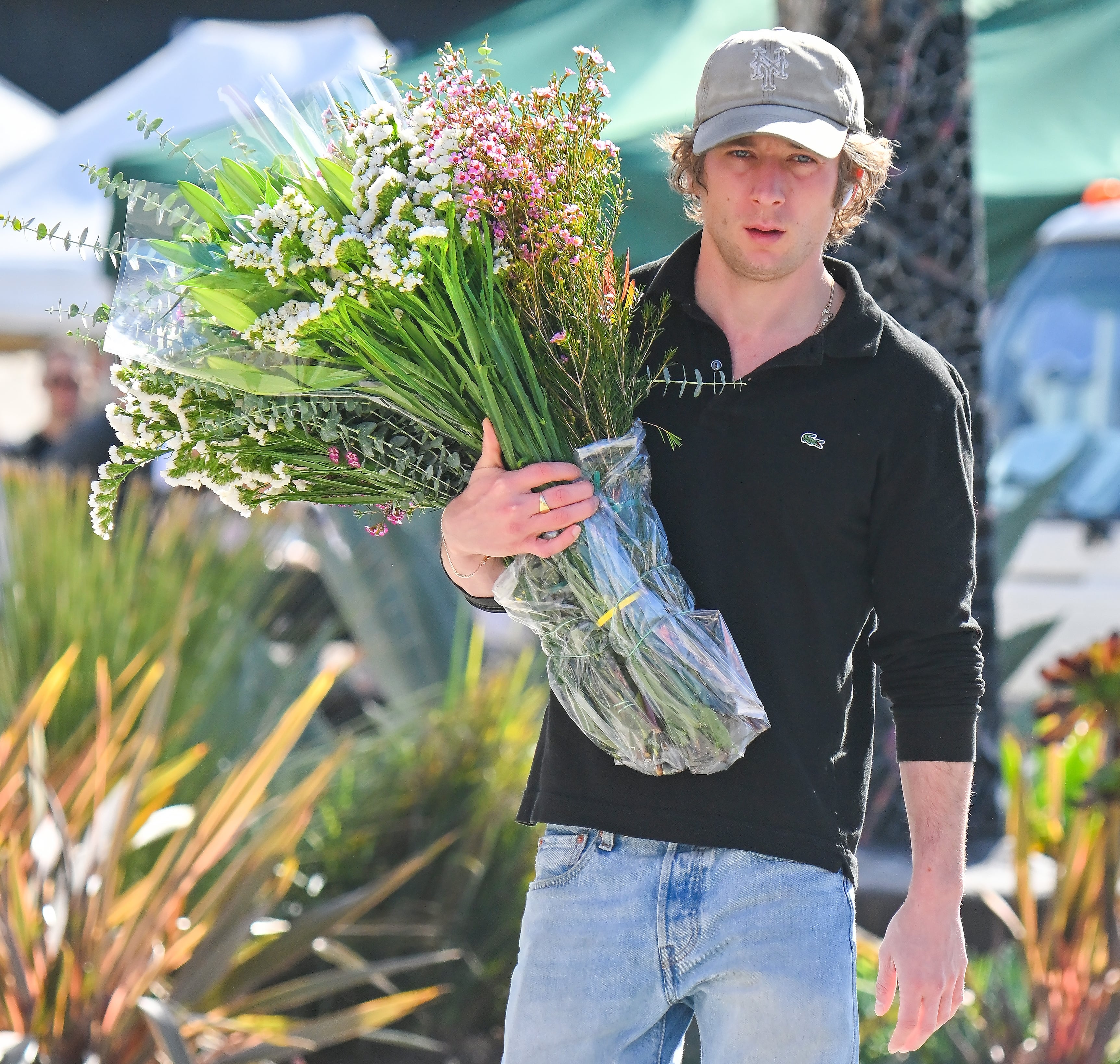 Jeremy Allen White o el hombre pegado a un ramo: ¿de dónde viene la obsesión del actor por las flores? 
