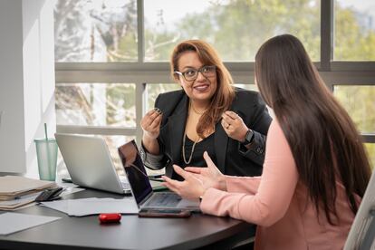 Dos mujeres trabajan en una oficina.