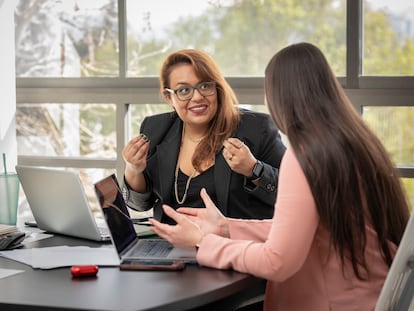 Dos mujeres trabajan en una oficina.