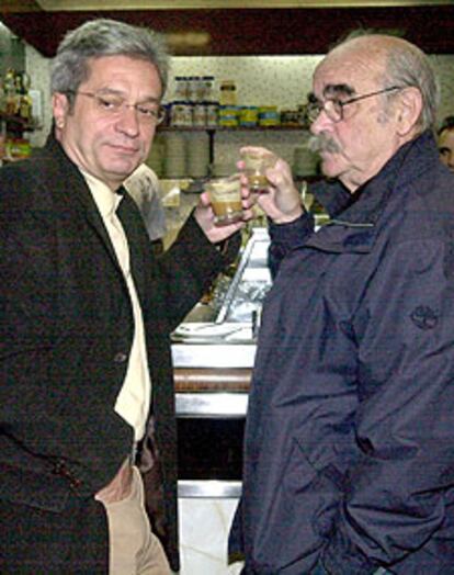 Joan Saura, junto a José Antonio Labordeta, ayer en L'Hospitalet.
EFE