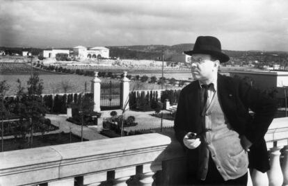 Pau Casals en la terraza de la galería del jardín de la Vil·la Casals, en 1935.