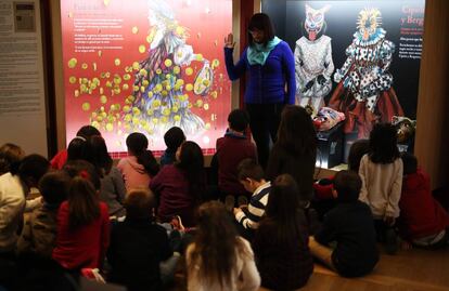 Taller para 16 niños '16 personajes que maravillan... y Miguel de Cervantes, celebrado ayer en la Biblioteca Nacional.