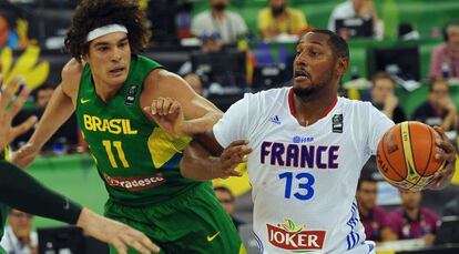 Anderson Varejao trata de frenar a Diaw, ayer en Granada.