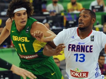 Anderson Varejão marca a jogada de Diaw, ontem em Granada.