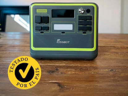 Una batería solar portátil en una mesa de madera.