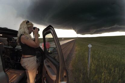 Una mujer retrata una nube poco antes de formarse un tornado en Jayton, Texas (Estados Unidos).