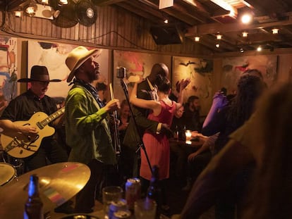Ambiente nocturno en el Sunny’s Bar de Brooklyn durante una de sus ya legendarias sesiones de bluegrass de los sábados.