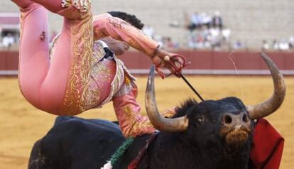 David Galv&aacute;n, cogido en el muslo al entrar a matar al sexto de la tarde. 