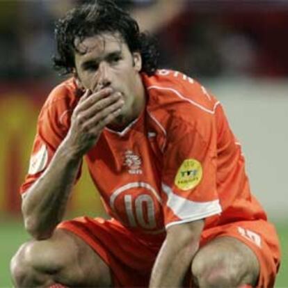 Ruud van Nistelrooy encaja con gesto de decepción la derrota de Holanda ante la República Checa.