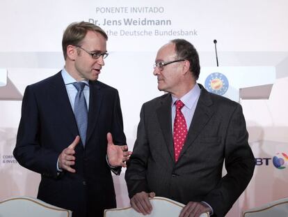El presidente del Bundesbank, Jens Weidmann, junto a Luis Mar&iacute;a Linde