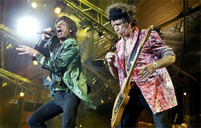 Mick Jagger y Keith Richards, durante la actuación de los Rolling Stones, anoche, en el estadio Vicente Calderón, de Madrid.