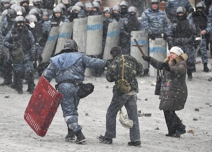Policías cargan contra los manifestantes durante una protesta en el centro de Kiev (Ucrania), miércoles 22 de enero de 2014. 
