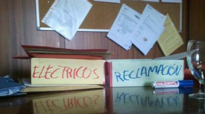 Caja con la etiqueta de &quot;el&eacute;ctricos&quot; que supuestamente contiene nombres de enchufados. 