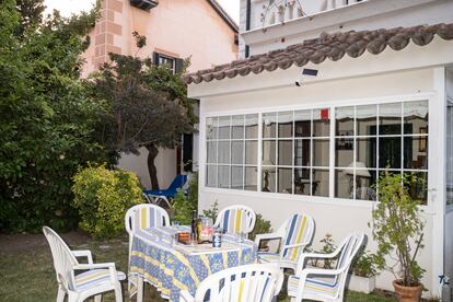 La mesa del jardn despus de la merienda entre los vecinos y los dos alcaldes.