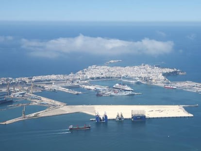 Vista aérea del puerto de la bahía de Cádiz.