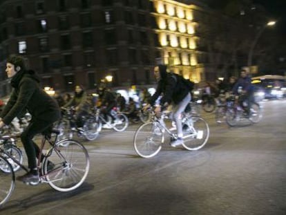 Ciclistas en el centro de Barcelona.