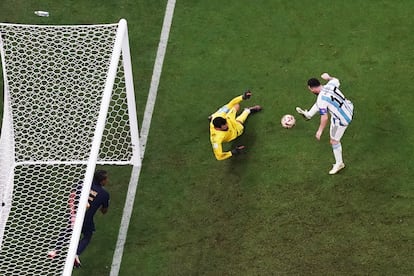 Messi marca con su pierna derecha el tercer gol para Argentina. 