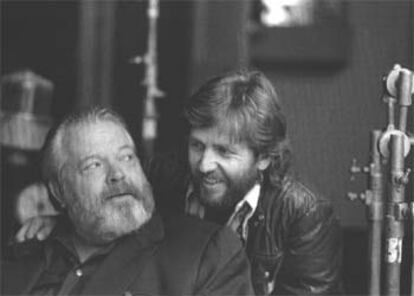 Orson Welles y Gary Graver en un <i>set</i> de rodaje.