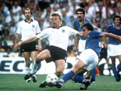 Tardelli pugna por el balón con Forster en la final del Mundial de España 1982. Al fondo, Stielike, Gentile y Scirea.