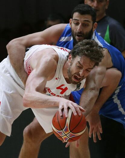 Ioannis Bouroussis intenta impedir el avance de Pau Gasol durante el partido que ha enfrentado a España contra Grecia.