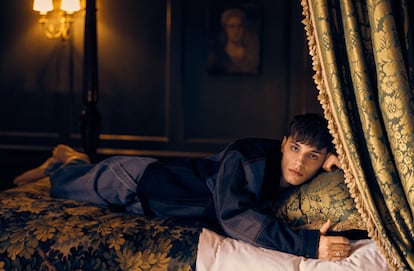 Max Harwood posa para ICON vestido de Loewe.