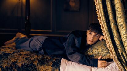 Max Harwood posa para ICON vestido de Loewe.