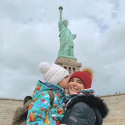 Alba Carrillo presume de su hijo Lucas, que tuvo junto al piloto Fonsi Nieto, en su cuenta de Instagram. La modelo y el pequeño pasaron el fin de año en Nueva York, y ella colgó varias instantáneas del viaje, como siempre, ocultándole la cara al niño.