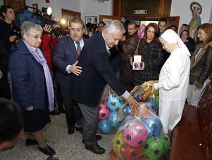 El presidente del PP, Javier Arenas, con el alcalde de Sevilla, en la entrega de juguetes en un comedor social.