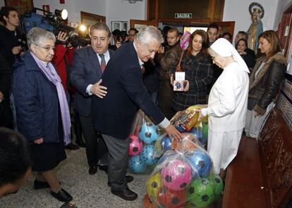 El presidente del PP, Javier Arenas, con el alcalde de Sevilla, en la entrega de juguetes en un comedor social.