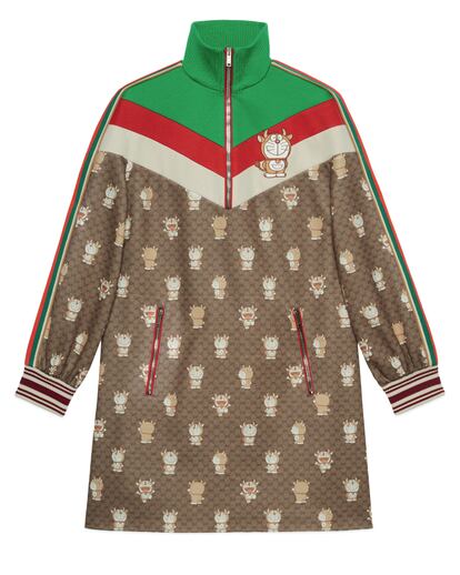 Gucci. Ni buey sagrado ni todo al rojo. Alessandro Michele siempre marca las reglas de su propio imaginario y este Año Nuevo chino lo hace con la colaboración Doraemon x Gucci. El gatito mágico del manga japonés que acaba de cumplir los 50 años se cuela sin miramientos por un sinfín de prendas, bolsos y zapatos. Incluso por los ilustres slippers destalonados de la firma italiana.