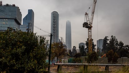 Mquinas de construccin en Santiago (Chile), en mayo de 2024.