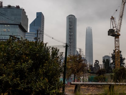 Máquinas de construcción en Santiago (Chile), en mayo de 2024.