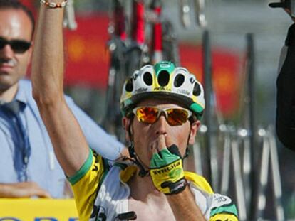 Santi Pérez celebra su triunfo en la etapa de la pasada Vuelta a España que acabó en Granada.