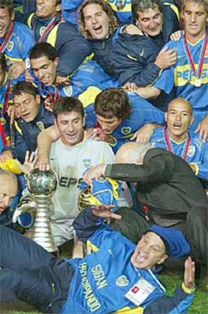 El entrenador de Boca, Carlos Bianchi, celebra con sus jugadores el triunfo en la Copa Intercontinental