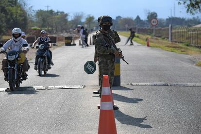 Soldados colombianos en un retén en el municipio de Tame (Arauca), en la frontera con Venezuela, donde han habido 86 asesinatos este año.