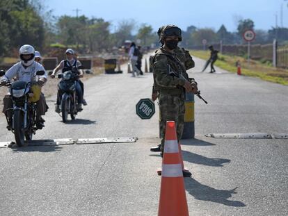 Soldados colombianos en un retén en el municipio de Tame (Arauca), en la frontera con Venezuela, donde han habido 86 asesinatos este año.