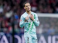 Antony se señala su tatuaje en el cuello, donde pone 'Iluminado', tras marcar al Atlético de Madrid.