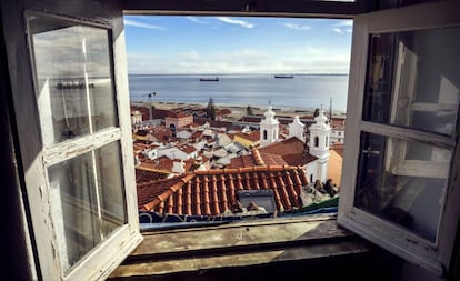 El río Tajo a su paso por Lisboa visto desde el barrio de Alfama.